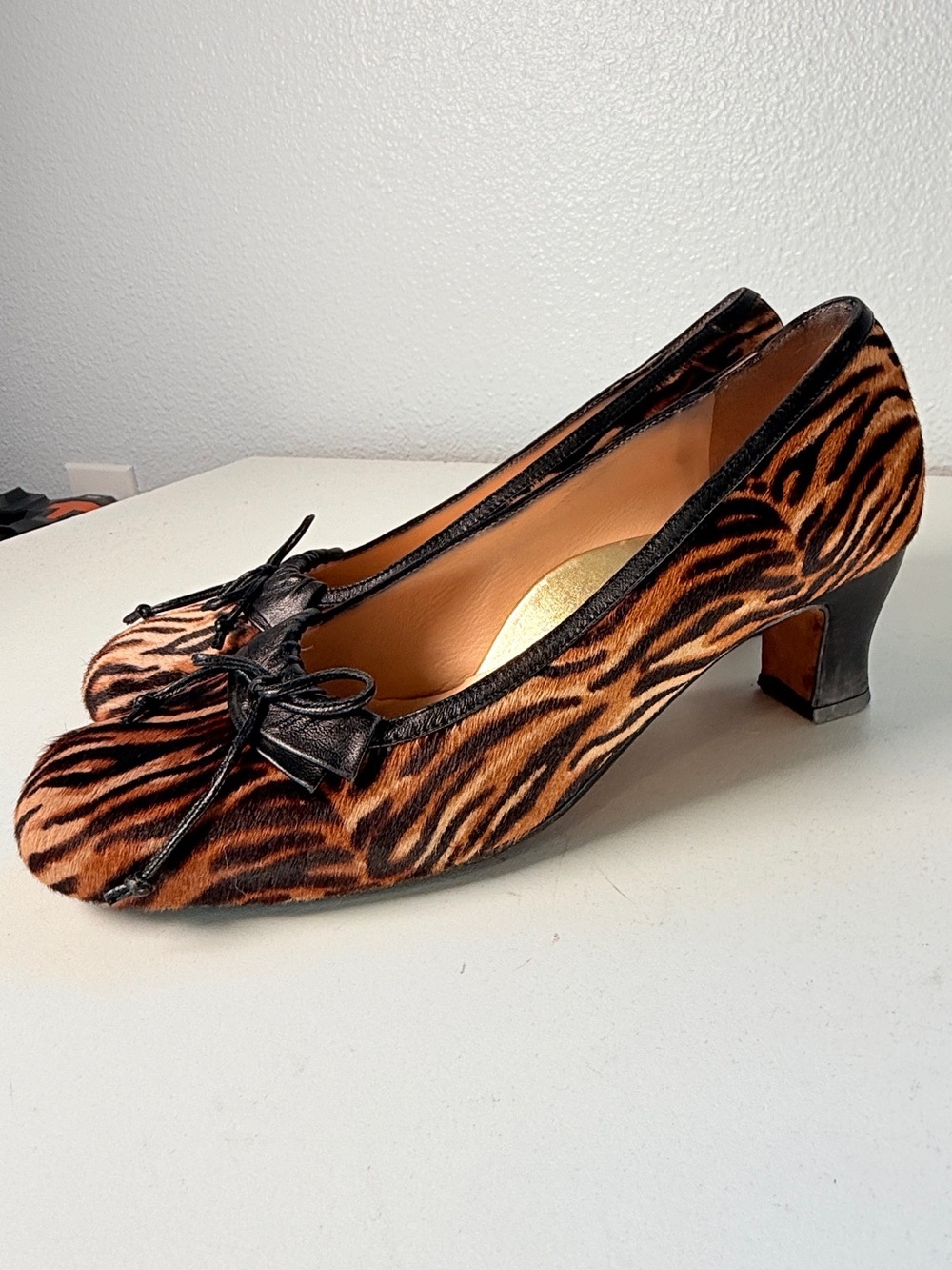 Taryn Rose Shoes Tiger Print Calf Hair Bow Pumps Italy EU 38.5 US 8 8.5 Womens 8